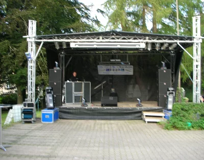 Bühnenbau mit Dach und Seitenwand